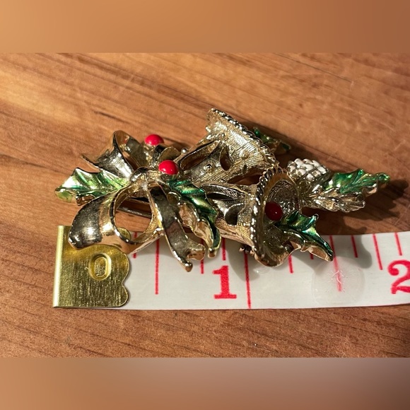 Vintage Gerry’s holly bell brooch - Picture 5 of 5